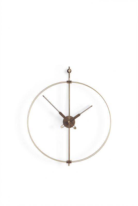 Nomon Mini Barcelona Gold Wanduhr, modernes Design mit goldenem Ring und Holzzeigern.